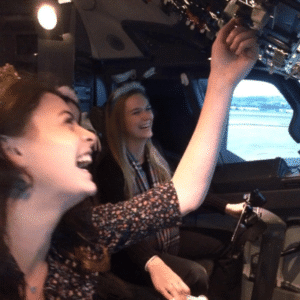 Personnes profitant d'une expérience dans un cockpit
