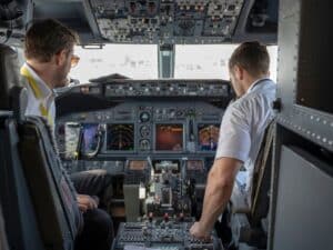 Deux personnes en immersion das un simulateur de vol