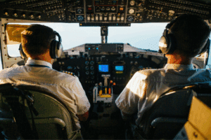 Pilotes aux commandes dans le cockpit
